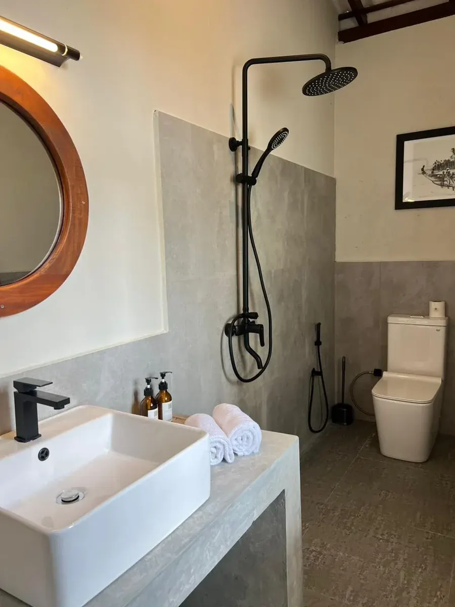 Calm Aruna bathroom wide
